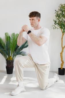 ランジをする男性 男性,外国人,欧米人の写真素材