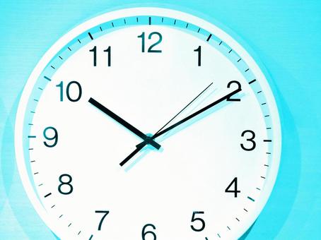 壁掛け時計 青色 時計 時刻 数字 壁掛け時計 青色 時計 時刻 数字の写真