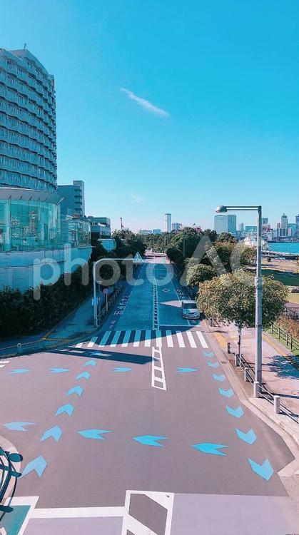 【東京都港区】朝のお台場とさわやかな青空 道路,青空,お台場の写真素材