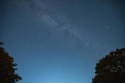キャンプの夜の南の夜空に天の川 キャンプの夜の南の夜空に天の川 キャンプ,夜,南の空の写真素材