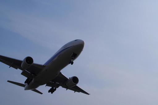 飛行機と青空 飛行機,旅客機,航空機の写真素材