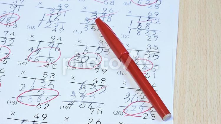 テストの採点 赤ペン,採点,テストの写真素材