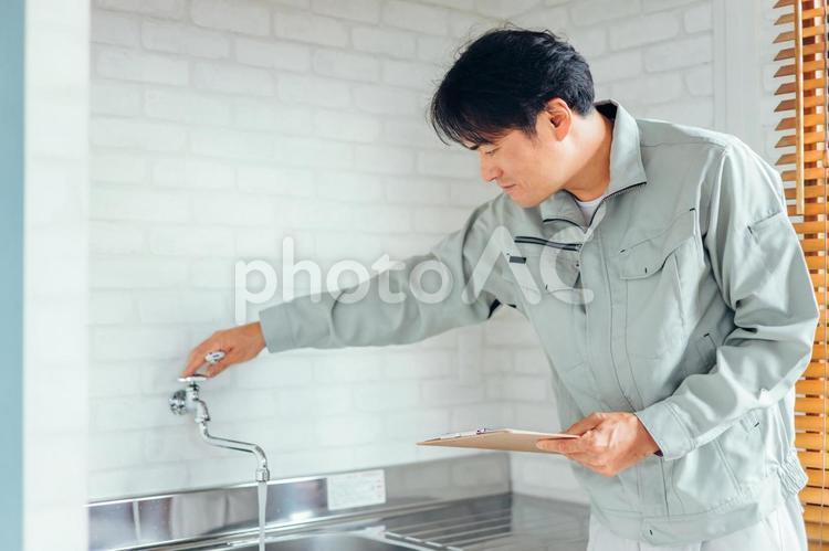 水道をチェックする作業員 水道,蛇口,水の写真素材