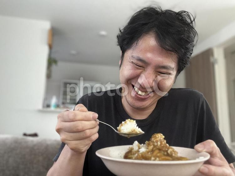 カレーを食べる男性　256102 カレー,カレーライス,ご飯の写真素材