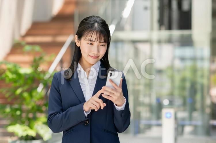スマートフォンを使う若いビジネスウーマン スマートフォン,スマホ,携帯電話の写真素材