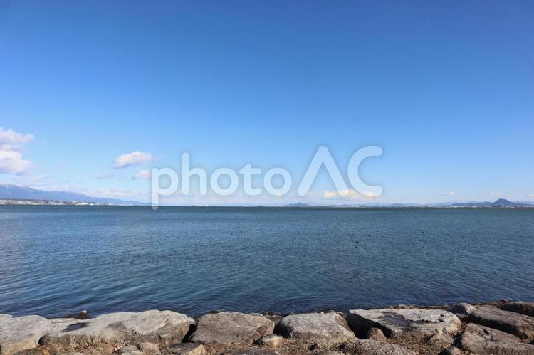 湖岸から見る青い湖面の琵琶湖と青空 湖岸,見る,青いの写真素材