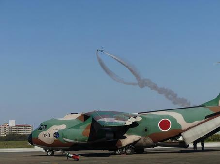 C-1上空で交差曲技するブルーインパルス C-1上空で交差曲技するブルーインパルスの写真