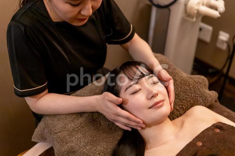 エステサロンで施術を受ける女性（小顔矯正・リンパ） 小顔矯正,コルギ,リンパドレナージュの写真素材