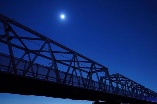 深夜の江戸川、流山橋と月と土星 深夜,深更,夜の写真素材
