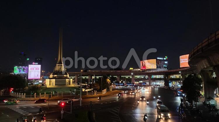 薄暗い都会の夜景　バンコク 夜,夜景,道路の写真素材
