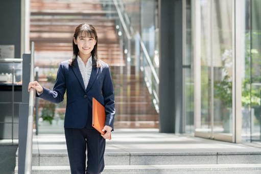オフィスで働く若いビジネスウーマン オフィスで働く若いビジネスウーマン 若い,ビジネスウーマン,オフィスの写真素材