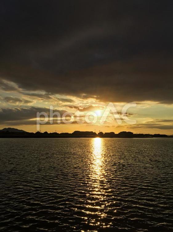 夕暮れ　池と波 夕暮れ,夕陽,太陽の写真素材