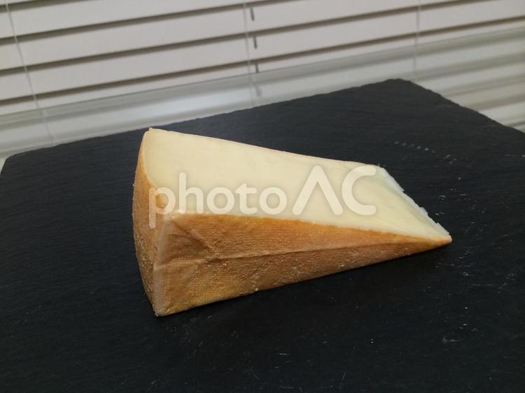 独特の臭いスイス原産ラクレットチーズの皮 十勝ラクレット,チーズ,ラクレットの写真素材