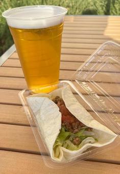 タコスビールと ビール,タコス,テーブルの写真素材