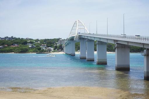 瀬底大橋 瀬底大橋 瀬底島,瀬底大橋,東シナ海の写真素材