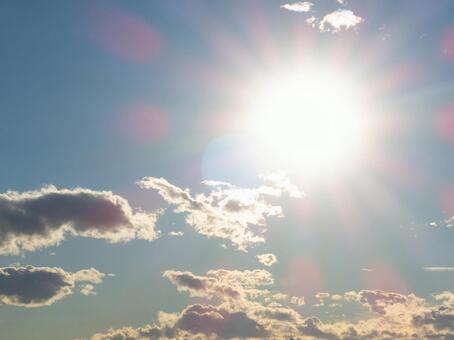 空と雲と太陽 空と雲と太陽の写真