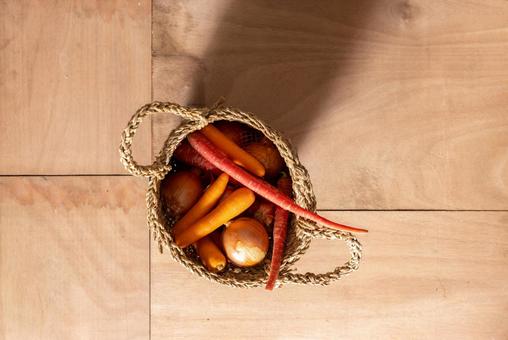 ニンジン玉ネギが入ったカゴ 野菜,カゴ,ニンジンの写真素材