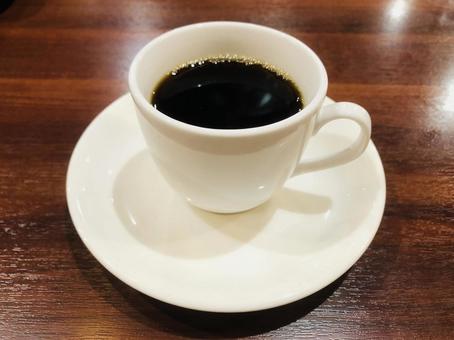 白いコーヒーカップに淹れたホットコーヒー 白いコーヒーカップに淹れたホットコーヒー コーヒー,ブラック,コーヒーカップの写真素材