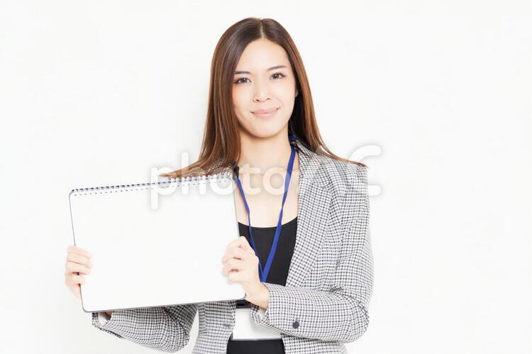 小さいスケッチブックを持つ若いビジネスウーマン 女性,ビジネス,テキストスペースの写真素材