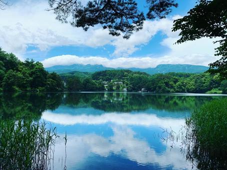夏絶景:青空と雲が映り込む鏡のような水面 夏絶景:青空と雲が映り込む鏡のような水面 湖,池,沼の写真素材