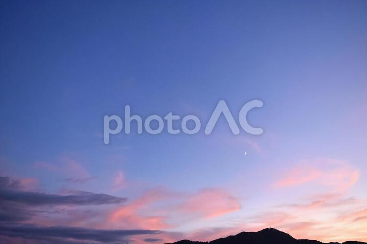 夕暮れ　山　月　広い空 山,月,広い空の写真素材