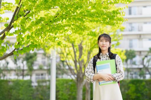 キャンパスを歩く女子大学生 キャンパスを歩く女子大学生の写真
