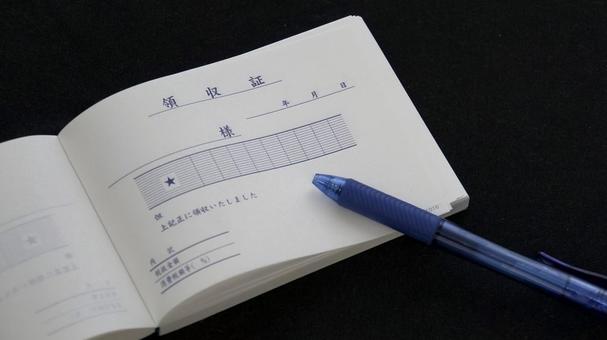 黒背景に置かれた領収書と青いボールペン 黒背景に置かれた領収書と青いボールペン 領収書,領収証,帳簿の写真素材