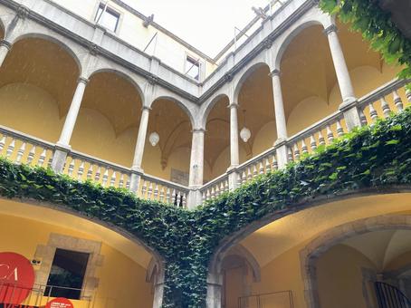 パティオから回廊を見上げる（バルセロナ） バルセロナ,スペイン,カタルーニャの写真素材