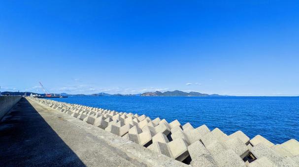 テトラポッドの連なりと青い水平線 テトラポッドの連なりと青い水平線 風景,景色,晴れの写真素材