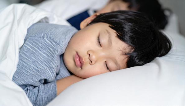 お泊り保育で一緒に眠る園児たち お泊り保育で一緒に眠る園児たちの写真