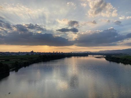 夕焼けが反射する筑後川 夕焼けが反射する筑後川の写真