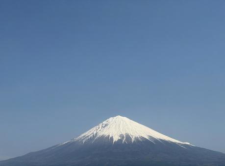 遠くに望む富士山と広がる空(静寂の風景) 遠くに望む富士山と広がる空(静寂の風景)の写真