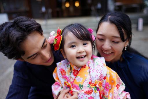 嬉しそうに手を握る女の子と微笑む両親 嬉しそうに手を握る女の子と微笑む両親 七五三,お参り,七五三参りの写真素材