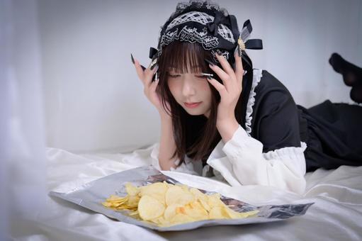 お菓子を食べるか悩む地雷系女子 お菓子を食べるか悩む地雷系女子 地雷系,地雷系女子,コスプレの写真素材