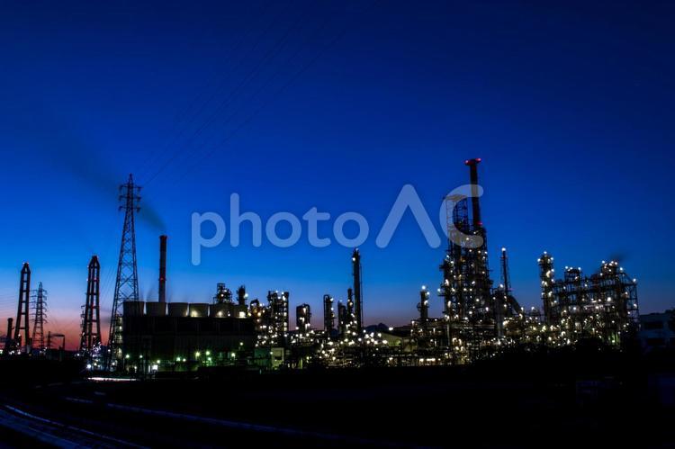 夕暮れの工場 工場夜景,四日市,コンビナートの写真素材
