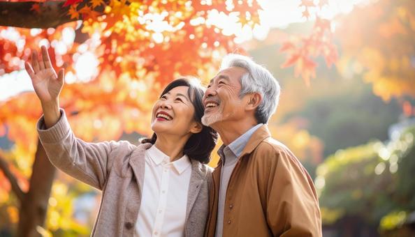 紅葉狩り　紅葉を眺めるシニア夫婦の横顔の写真