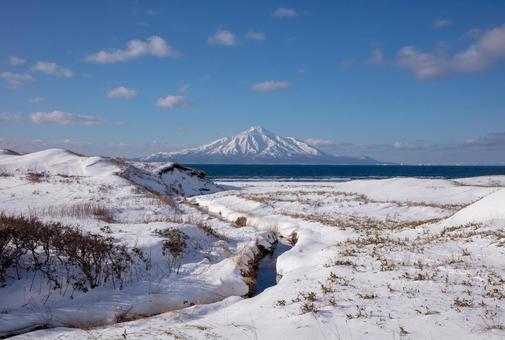 海岸から望む冬の利尻岳 海岸から望む冬の利尻岳 北海道,利尻岳,冬の写真素材