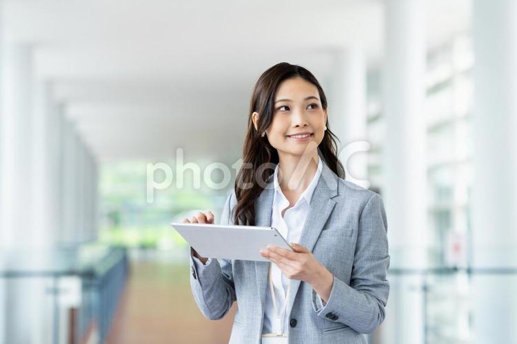 オフィスで働くビジネスウーマン ビジネスウーマン,ビジネス,タブレットの写真素材