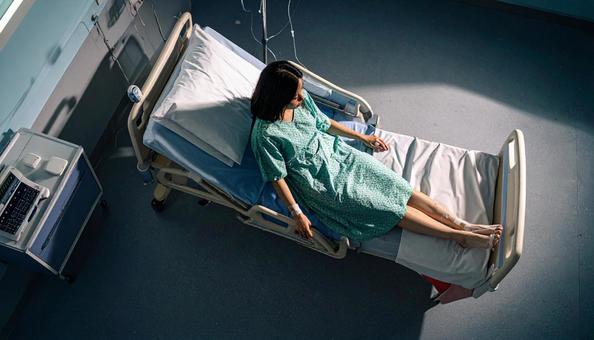 点滴する女性 点滴する女性の写真