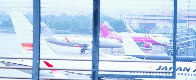 雨のエアーポート 雨のエアーポート 空港,飛行機,雨の写真素材