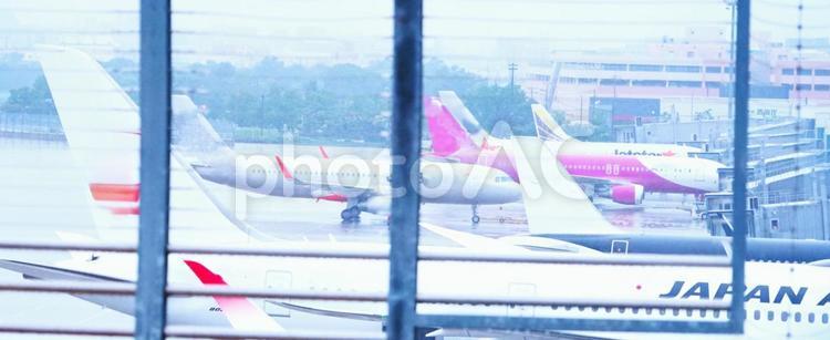 雨のエアーポート 空港,飛行機,雨の写真素材