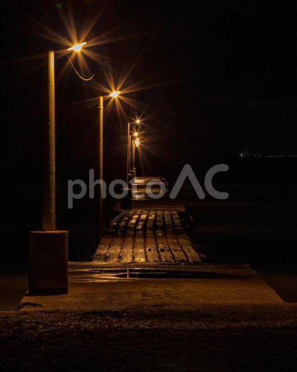 夜の桟橋の先に 夜,夜景,街灯の写真素材