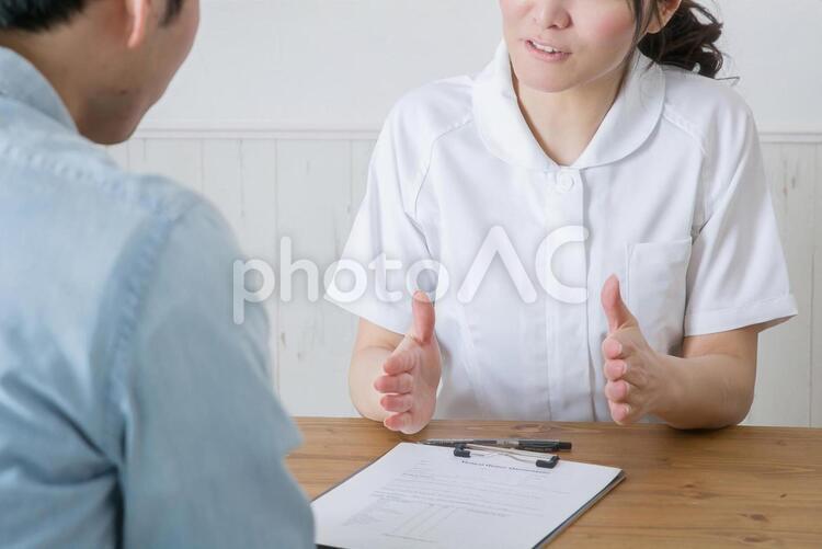 カウンセリングする白衣の女性 看護師,診療,診察の写真素材