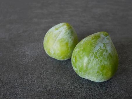 緑色のスモモ、「ケルシー」2個(右寄せ) 緑色のスモモ、「ケルシー」2個(右寄せ)の写真