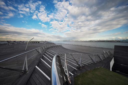 横浜大さん橋から望む横浜ベイブリッジ 横浜大さん橋ふ頭,ウッドデッキ,横浜ベイブリッジの写真素材