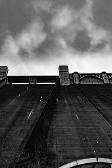 そびえ立つ巨大ダム モノクロの世界 ダム,コンクリート,構造物の写真素材