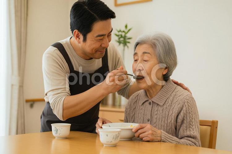 高齢の母親に食事を介助 介護,食事介助,高齢者の写真素材