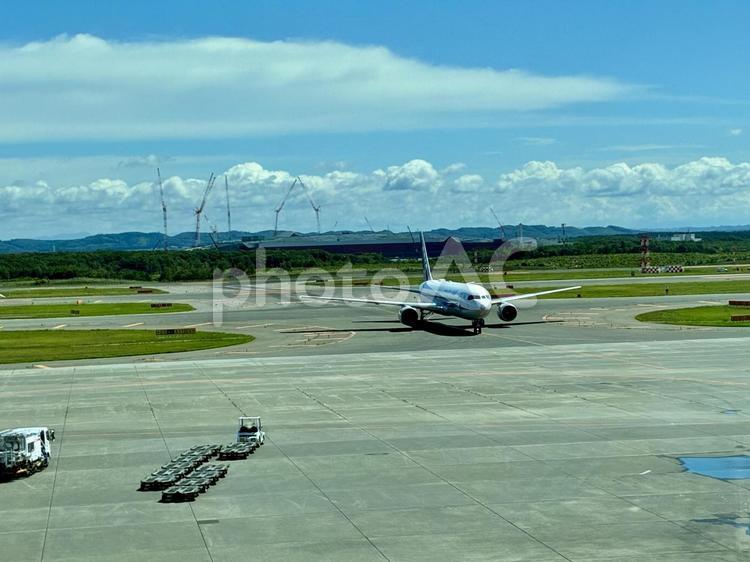 走行中の飛行機 飛行機,ボーイング,b767の写真素材