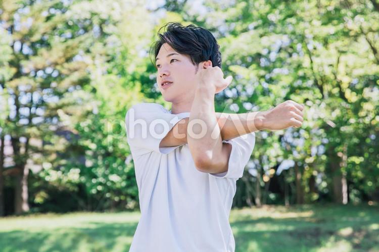 準備運動する男性　スポーツ ストレッチ,準備運動,運動の写真素材