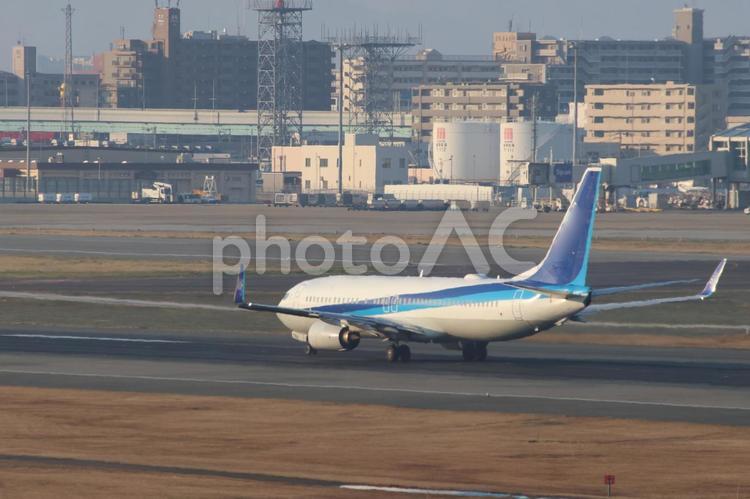 福岡空港、朝の空に描く軌跡 福岡空港,朝,飛行機の写真素材
